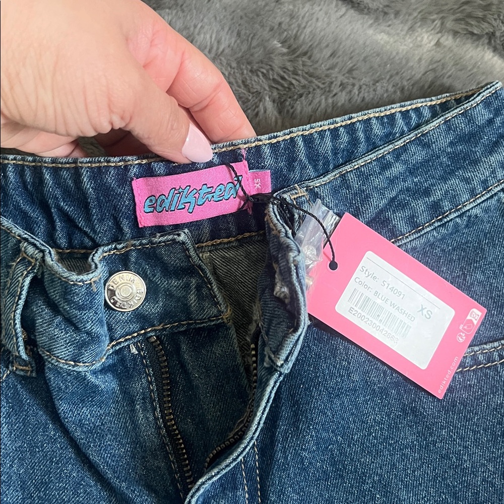 Edikted Raelynn Washed Low Rise Jeans - Picture 5 of 8